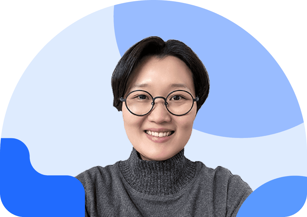 VAC 심리상담센터의 이가영 센터장. 밝게 웃고 있는 모습으로, 둥근 안경과 회색 스웨터 차림