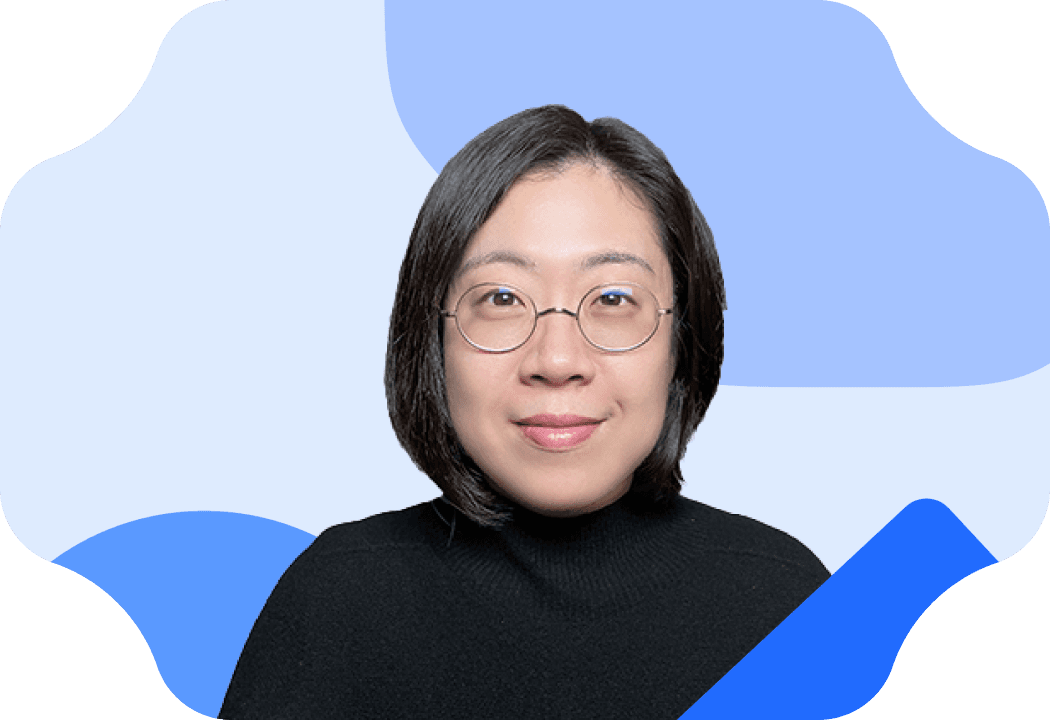 VAC 심리상담센터의 정민지 부센터장. 차분하게 미소 짓는 모습으로, 투명 안경과 검정 상의를 착용함